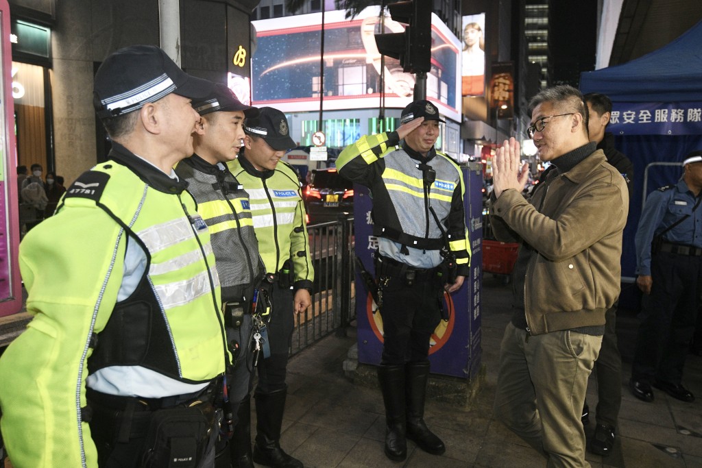 萧泽颐（右一）巡视兰桂坊人员部署情况。