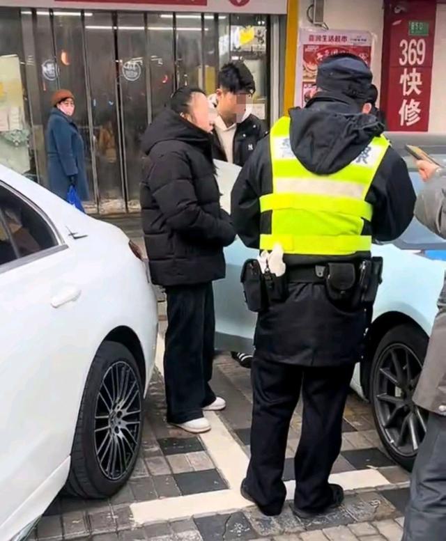 嚣张！上海超市老板强收停车费，拖家带口堵车，被抓上警车仍嚣张