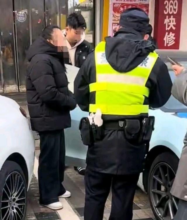 嚣张！上海超市老板强收停车费，拖家带口堵车，被抓上警车仍嚣张