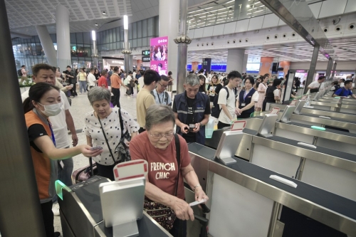 深圳口岸部门指，内地和香港农历新年假期重合期间，口岸将引来双向客流高峰。 资料图片