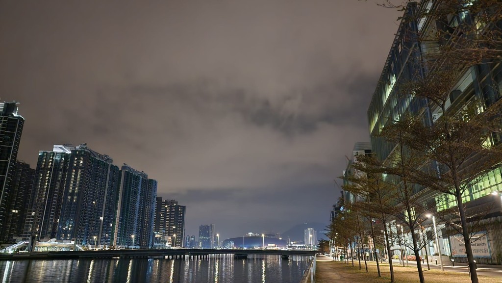 天文台预测，香港今日大致多云，早上清凉及有一两阵微雨，气温约15度。