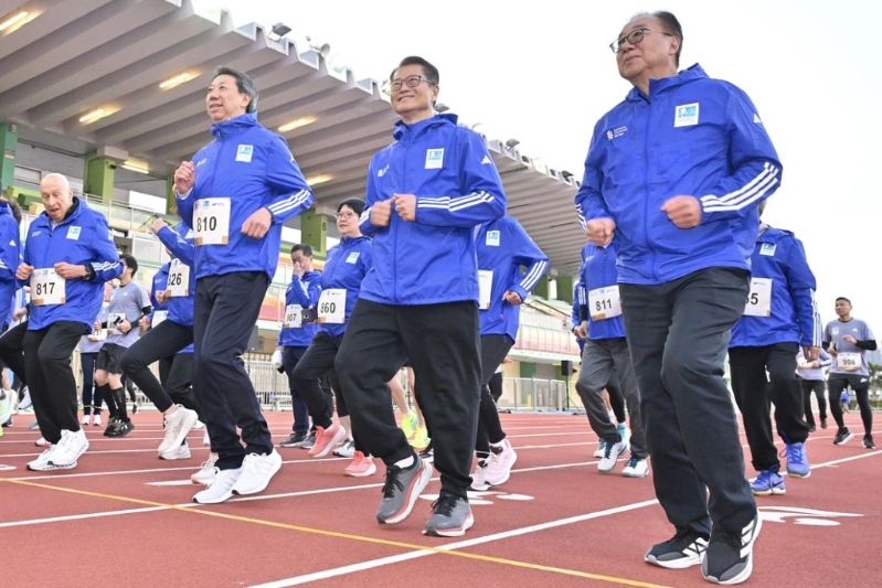 陈茂波今早出席渣打香港马拉松其中一场赛事的开跑礼和颁奖礼。陈茂波网志