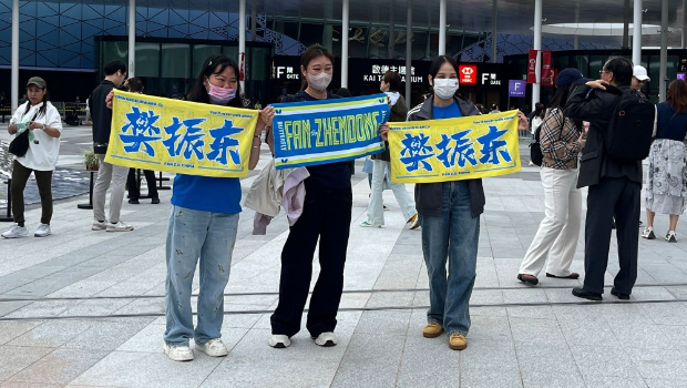 李小姐(中)花了800元购买开幕礼门票