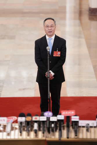 3月5日，第十四届全国人民代表大会第三次会议首场“部长通道”集中采访活动在北京人民大会堂举行。这是国家金融监督管理总局局长李云泽接受媒体采访。新华社记者 陈晔华 摄