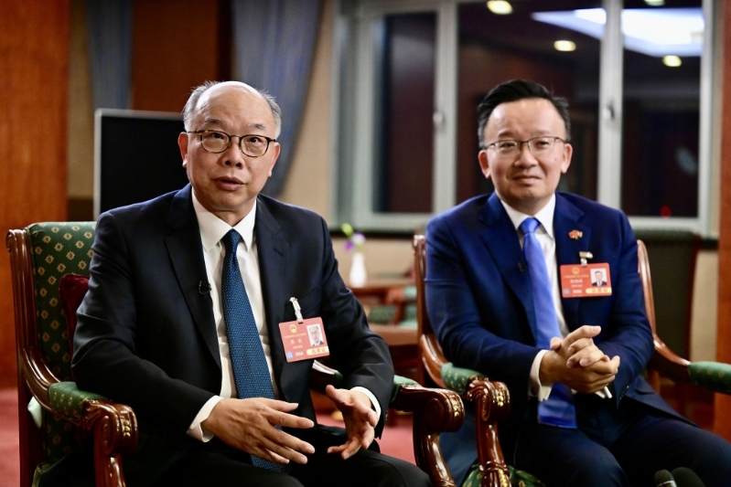 另一项则由港区人大代表陈帆及陈晓峰共同建议，推动香港碳交易体系建设，成立碳交易发展中心。