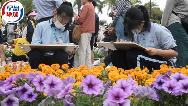 不少学校组织学生到场写生。