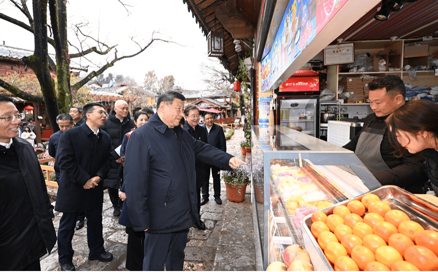 习近平在云南丽江市考察调 研。    新华社