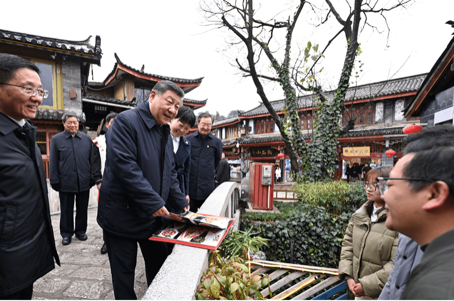 习近平在云南丽江市考察调研。 新华社